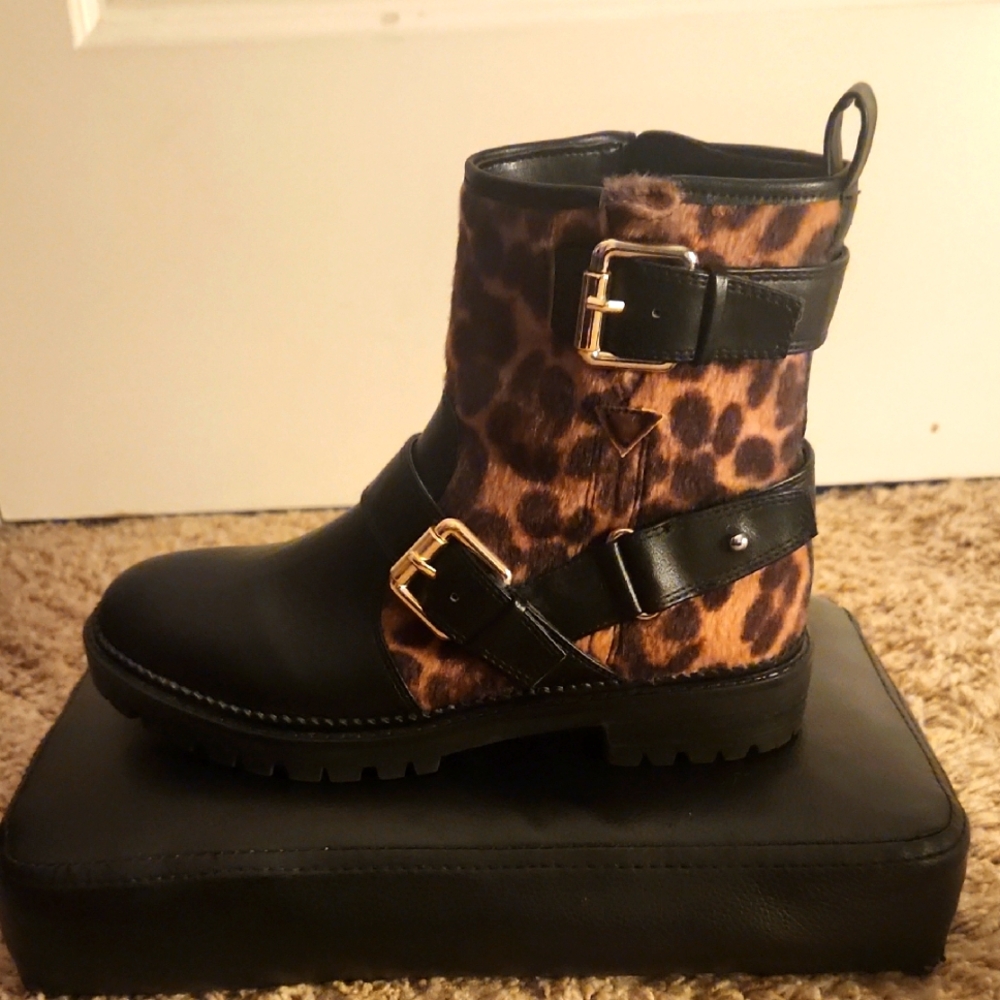 Nine West Leopard Print Leather Ankle Boots w/Black Straps & gold buckles. Sz 7m
